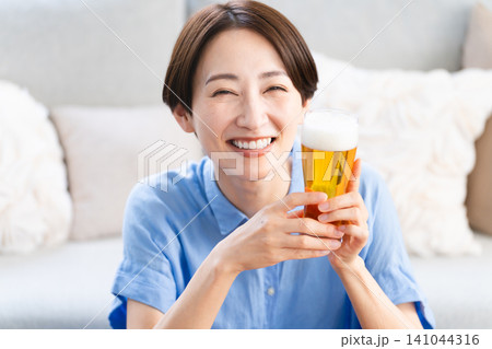 ビールを飲む若い女性　ライフスタイルイメージ 141044316