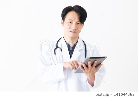 タブレットを持つ白衣を着たミドル男性医師 タブレットを持つ白衣を着たミドル男性医師 141044368
