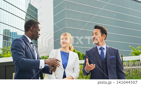 街で外国人ビジネスパーソンを案内する日本人ビジネスマン 街で外国人ビジネスパーソンを案内する日本人ビジネスマン 141044507