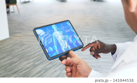 タブレットで医療データを見る白衣の研究・医療グループ タブレットで医療データを見る白衣の研究・医療グループ 141044538