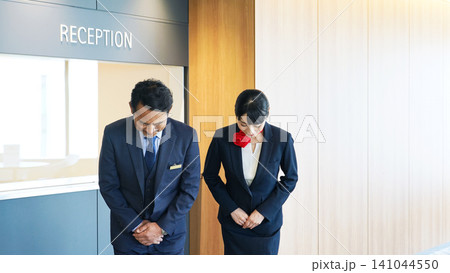 お辞儀するホテルフロントスタッフ お辞儀するホテルフロントスタッフ 141044550