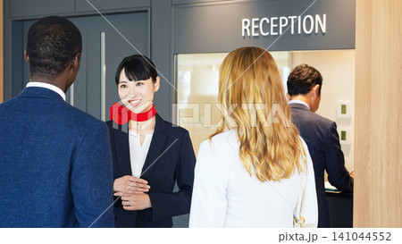 受付で外国人宿泊客に接客する女性スタッフ 受付で外国人宿泊客に接客する女性スタッフ 141044552