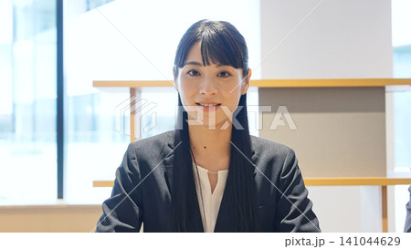 カメラ目線でビデオ通話する女性 カメラ目線でビデオ通話する女性 141044629