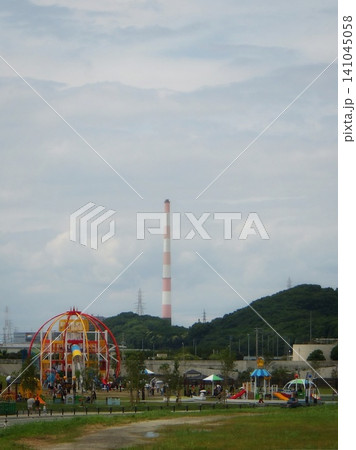 海陽公園の大型遊具と遠方にそびえる赤白の巨大煙突 海陽公園の大型遊具と遠方にそびえる赤白の巨大煙突 141045058