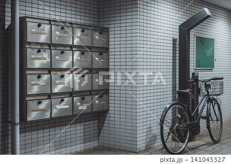 集合住宅の集合ポスト 自転車がある共用通路 集合住宅の集合ポスト 自転車がある共用通路 141045327