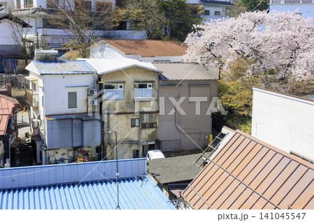桜が咲く伊香保温泉の街並みと温泉旅館の風景 141045547