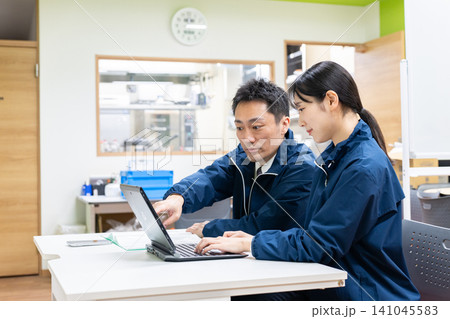 厨房の前で打ち合わせするスタッフ 厨房の前で打ち合わせするスタッフ 141045583