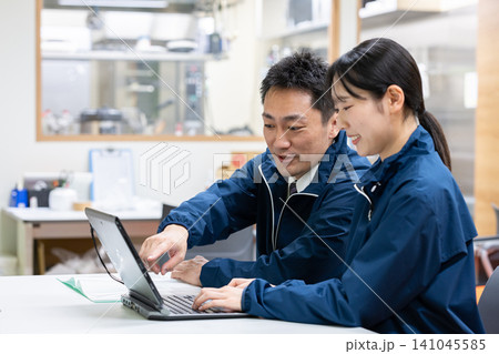 厨房の前で打ち合わせするスタッフ 厨房の前で打ち合わせするスタッフ 141045585