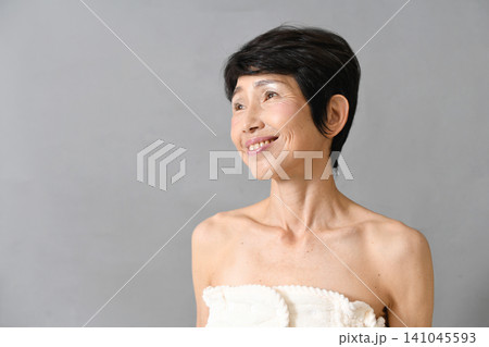 笑顔で未来を見つめるアジア人のシニア女性 141045593
