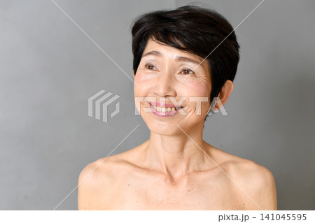 笑顔で未来を見つめるアジア人のシニア女性 笑顔で未来を見つめるアジア人のシニア女性 141045595