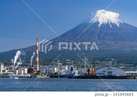 富士山をのぞむ田子の浦港の風景 141045603