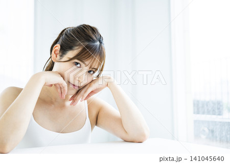 若い女性 スキンケア 悩む カメラ目線 若い女性 スキンケア 悩む カメラ目線 141045640