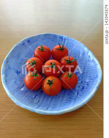 自分で作った皿にとれたてのトマトを盛ってみました。 141045874