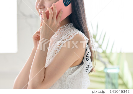 レースの服を着て電話する女性 141046342