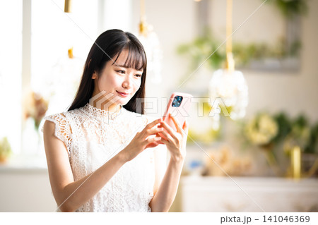 スマホを見る楽しそうな女性 スマホを見る楽しそうな女性 141046369
