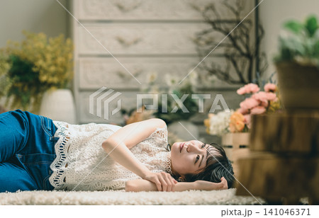 床でくつろぐ日本人女性 141046371