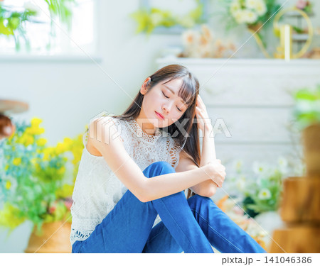 座り込み目を閉じる女性 座り込み目を閉じる女性 141046386