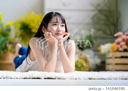 部屋でリラックスする女性 部屋でリラックスする女性 141046390