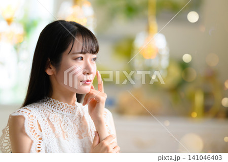 思慮深く物思いにふける日本人女性 思慮深く物思いにふける日本人女性 141046403