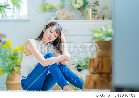 部屋でくつろぐ若い女性 141046405