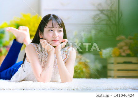 花に囲まれてくつろぐ女性 花に囲まれてくつろぐ女性 141046424