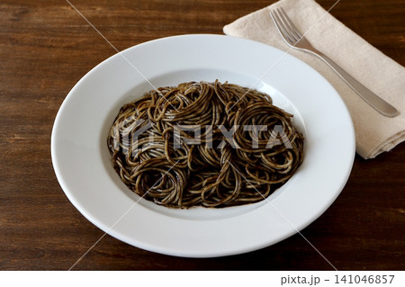 テーブル背景のイカスミパスタ テーブル背景のイカスミパスタ 141046857