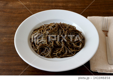テーブル背景のイカスミパスタ テーブル背景のイカスミパスタ 141046858