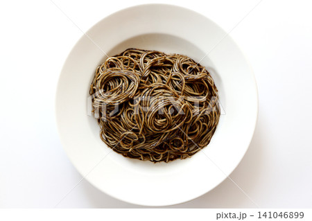 真上から見た白背景のイカスミパスタ 真上から見た白背景のイカスミパスタ 141046899