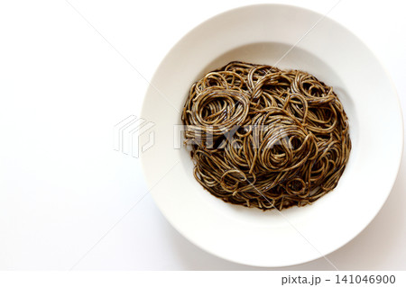 真上から見た白背景のイカスミパスタ 真上から見た白背景のイカスミパスタ 141046900