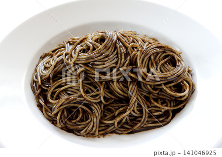 白背景のイカスミパスタ 白背景のイカスミパスタ 141046925