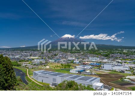 富士山と富士市の街並みの風景 富士山と富士市の街並みの風景 141047154