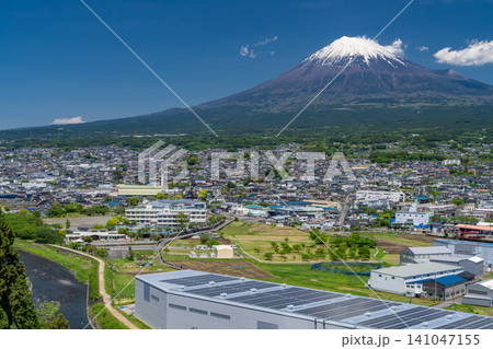 富士山と富士市の街並みの風景 141047155