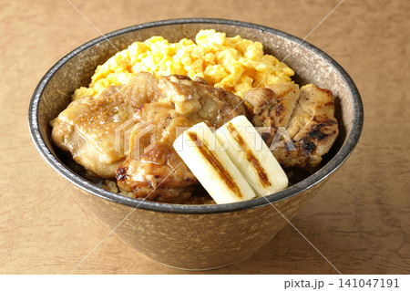 炒り卵と焼き長葱と炭火焼きチキン丼 炒り卵と焼き長葱と炭火焼きチキン丼 141047191