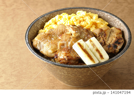 炒り卵と焼き長葱と炭火焼きチキン丼 141047194