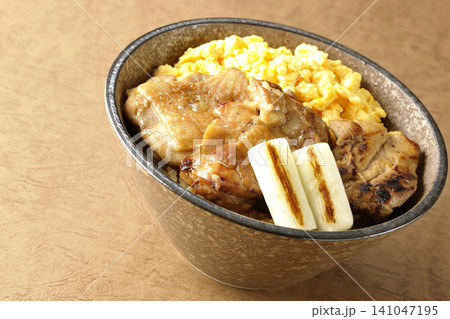 炒り卵と焼き長葱と炭火焼きチキン丼 炒り卵と焼き長葱と炭火焼きチキン丼 141047195