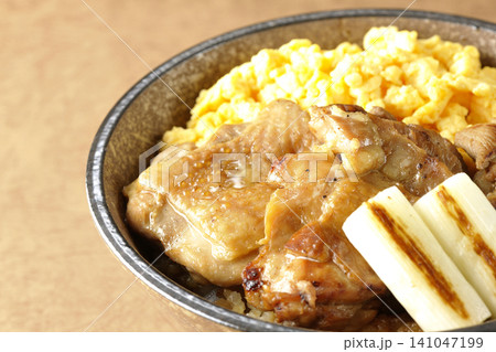 炒り卵と焼き長葱と炭火焼きチキン丼 炒り卵と焼き長葱と炭火焼きチキン丼 141047199