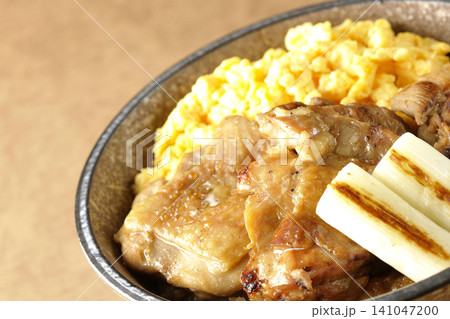 炒り卵と焼き長葱と炭火焼きチキン丼 炒り卵と焼き長葱と炭火焼きチキン丼 141047200
