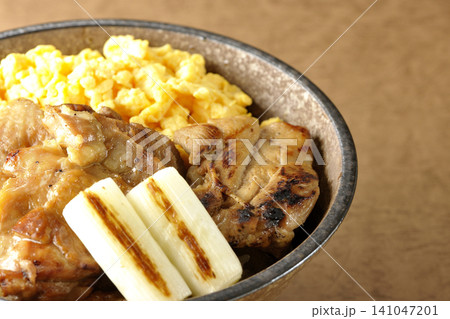 炒り卵と焼き長葱と炭火焼きチキン丼 炒り卵と焼き長葱と炭火焼きチキン丼 141047201