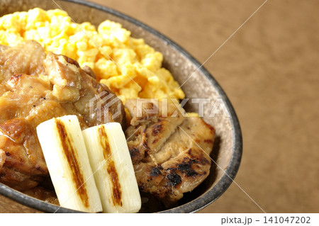 炒り卵と焼き長葱と炭火焼きチキン丼 炒り卵と焼き長葱と炭火焼きチキン丼 141047202