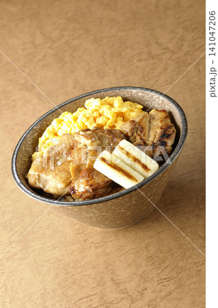 炒り卵と焼き長葱と炭火焼きチキン丼 炒り卵と焼き長葱と炭火焼きチキン丼 141047206