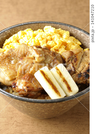 炒り卵と焼き長葱と炭火焼きチキン丼 炒り卵と焼き長葱と炭火焼きチキン丼 141047210