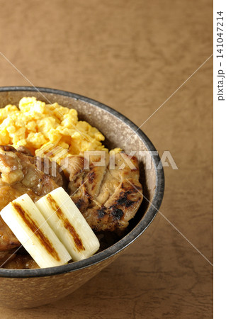 炒り卵と焼き長葱と炭火焼きチキン丼 炒り卵と焼き長葱と炭火焼きチキン丼 141047214
