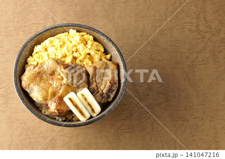 炒り卵と焼き長葱と炭火焼きチキン丼 炒り卵と焼き長葱と炭火焼きチキン丼 141047216
