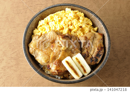 炒り卵と焼き長葱と炭火焼きチキン丼 炒り卵と焼き長葱と炭火焼きチキン丼 141047218