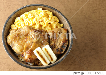 炒り卵と焼き長葱と炭火焼きチキン丼 炒り卵と焼き長葱と炭火焼きチキン丼 141047219