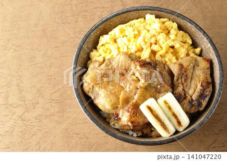 炒り卵と焼き長葱と炭火焼きチキン丼 炒り卵と焼き長葱と炭火焼きチキン丼 141047220