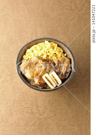 炒り卵と焼き長葱と炭火焼きチキン丼 炒り卵と焼き長葱と炭火焼きチキン丼 141047221