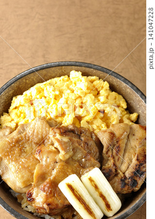 炒り卵と焼き長葱と炭火焼きチキン丼 炒り卵と焼き長葱と炭火焼きチキン丼 141047228