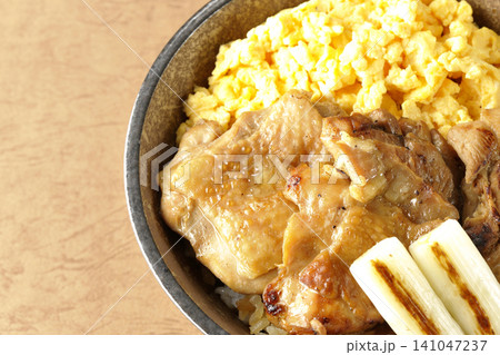 炒り卵と焼き長葱と炭火焼きチキン丼 炒り卵と焼き長葱と炭火焼きチキン丼 141047237