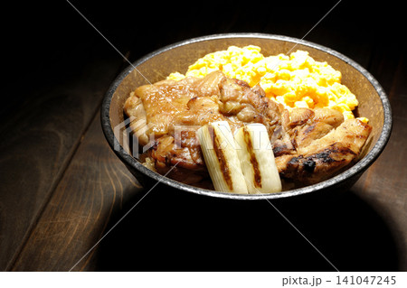 炒り卵と焼き長葱と炭火焼きチキン丼 141047245